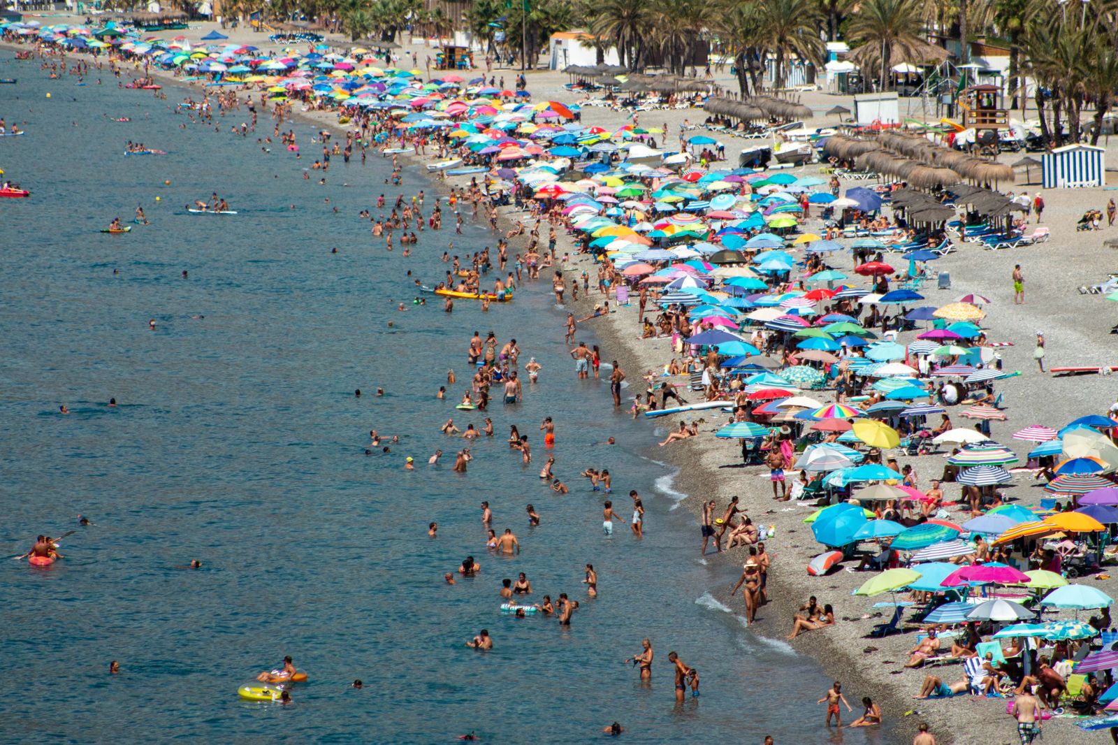La Costa afronta la recta final del verano con las playas llenas