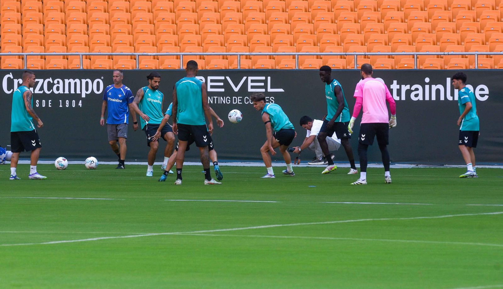 Imágenes del primer entrenamiento del Betis en el Estadio de la Cartuja