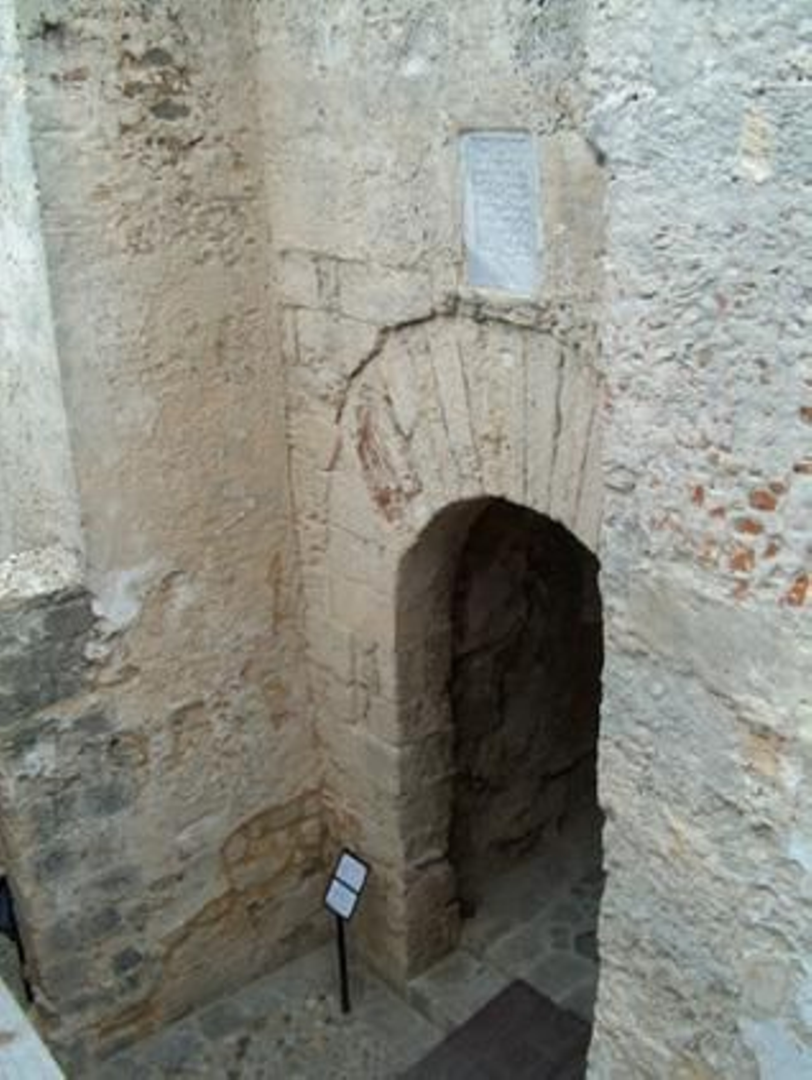 Puerta califal, con su herradura rectificada y coronada por la inscripción fundacional.