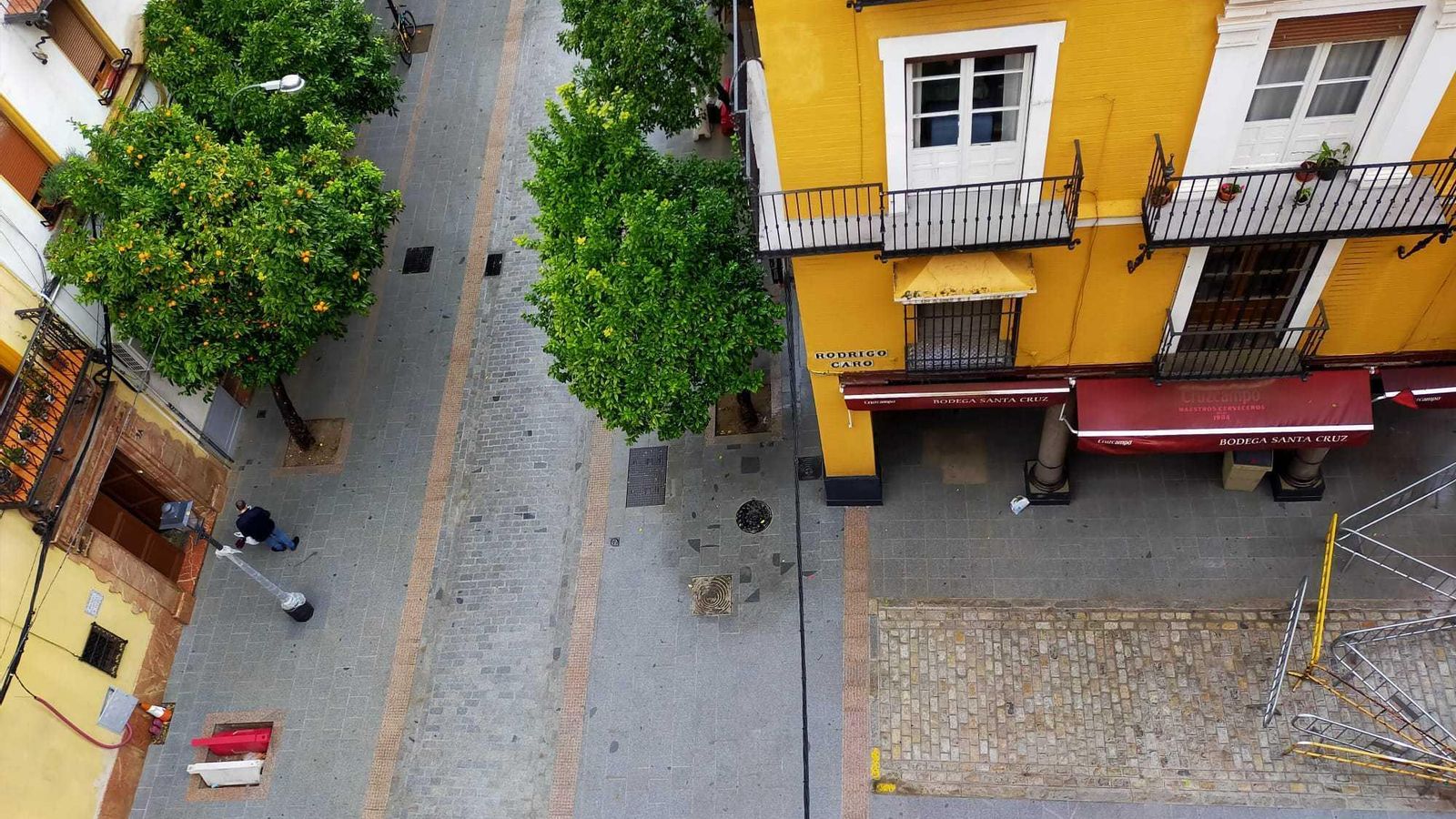 Diferencia del adoquín gris instalado en Mateos Gago, y el coloreado de Gerena que se ha mantenido en la calle Rodrigo Caro.