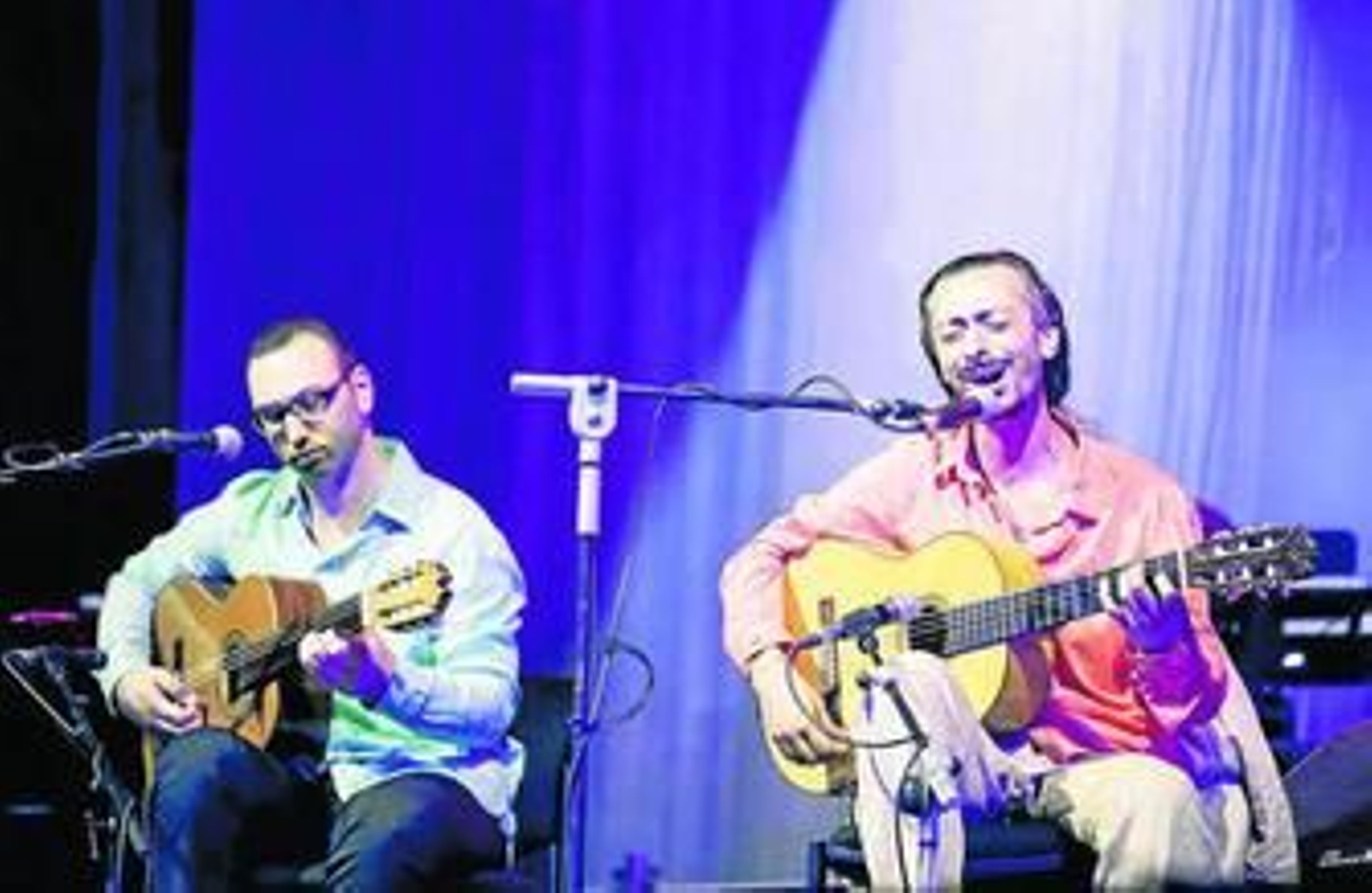 Taylan Polat, guitarrista turco durante su actuación en la Plaza Vieja en el cierre de Alamar.