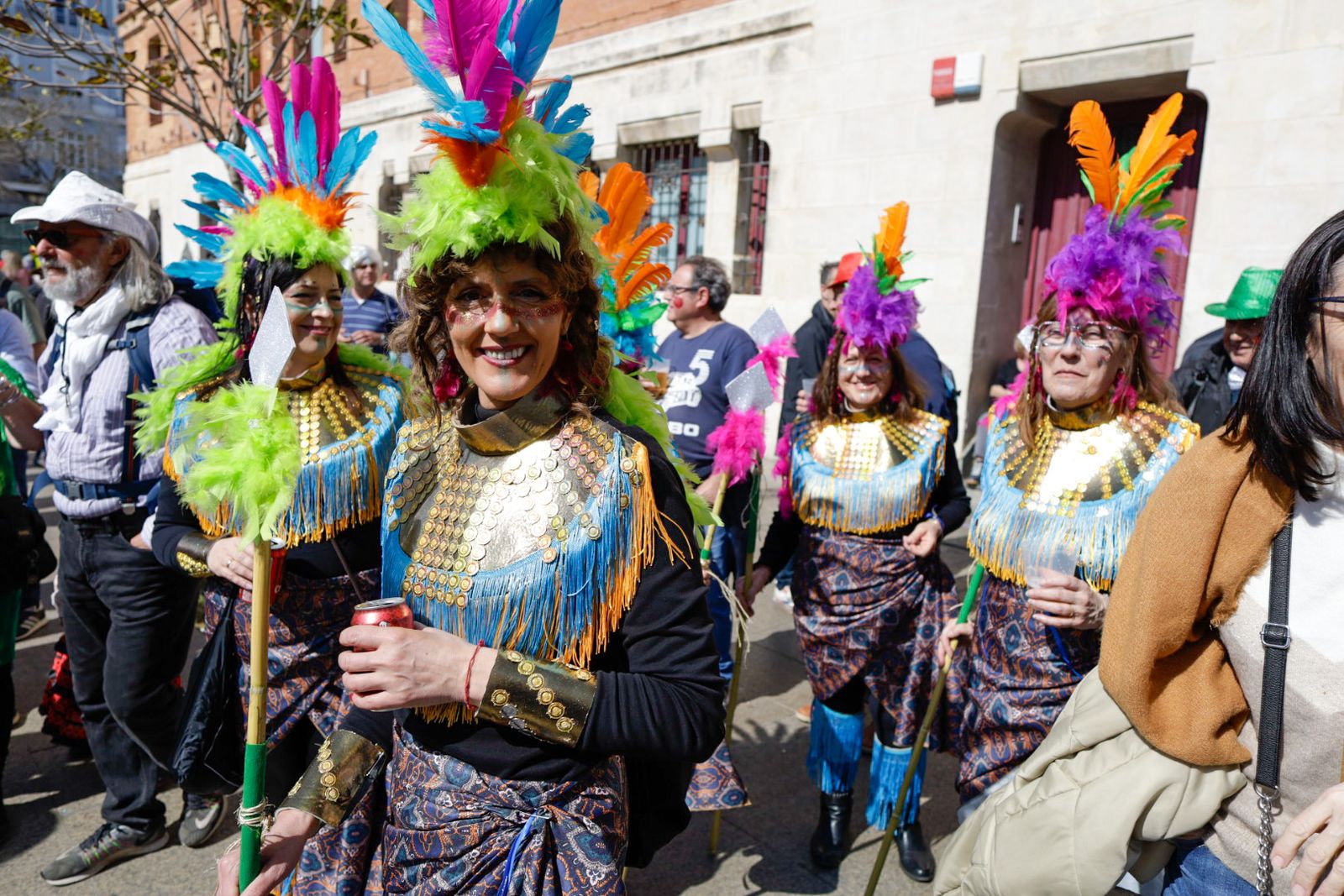 Así vive Cádiz su primer sábado de Carnaval: las imágenes de las batallas de copla y la fiesta en la calle