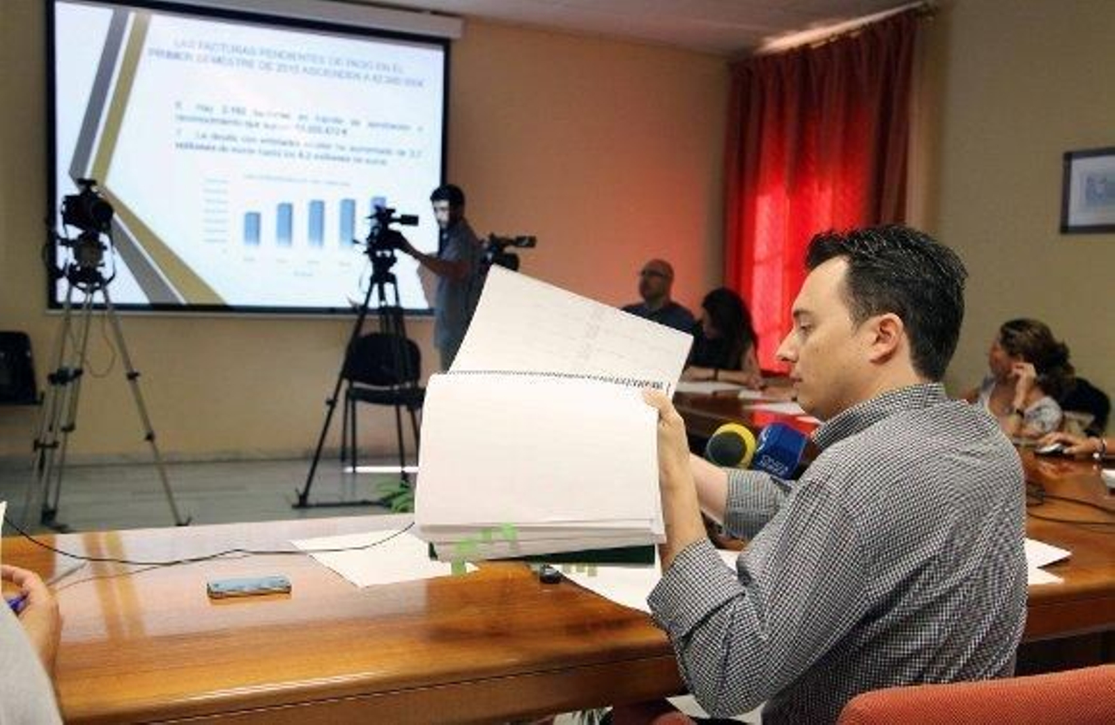 El PSOE dice que el PP dejó 244 millones en facturas pendientes