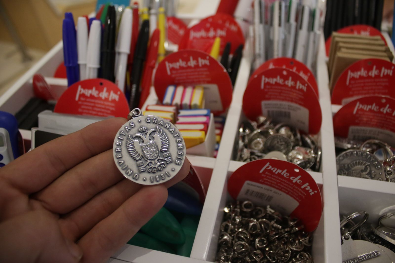 La Universidad de Granada permite conocer su patrimonio en sus dos tiendas.