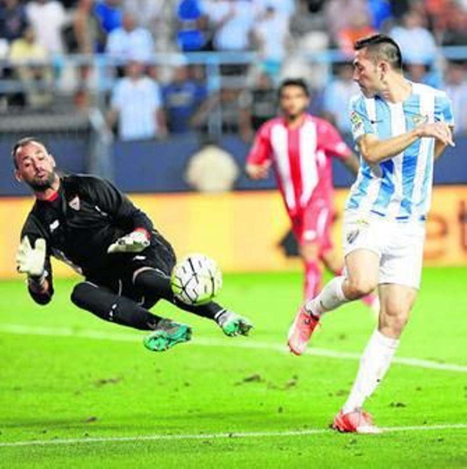 Rami, uno de los mejores del Sevilla, discute con Cop y Albentosa.