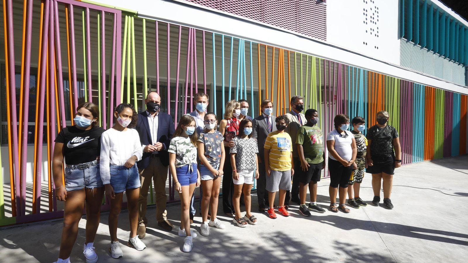 Representantes institucionales y alumnos del colegio San Juan de la Cruz.