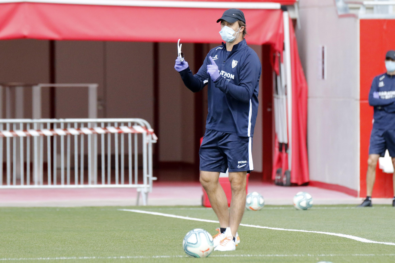 Lopetegui dirige un entrenamiento de la fase 2 pertrechado con mascarilla y guantes.