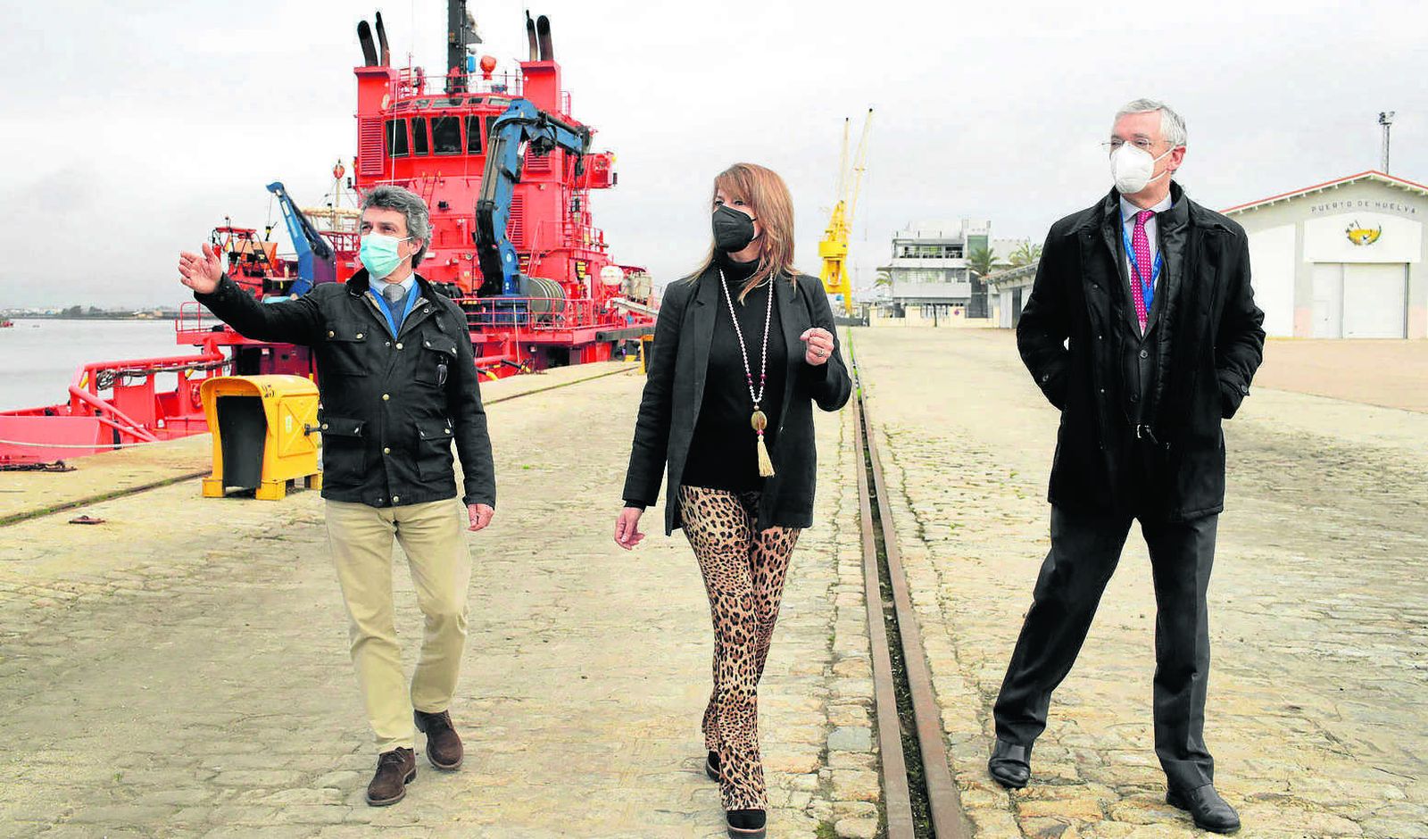 La presidenta del Puerto del Huelva, Pilar Miranda, visita el Muelle de Levante.