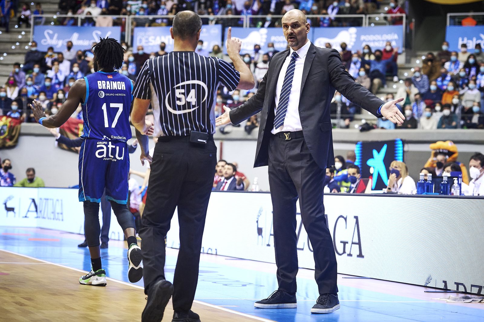 Zan Tabak protesta a un árbitro en un partido en casa.
