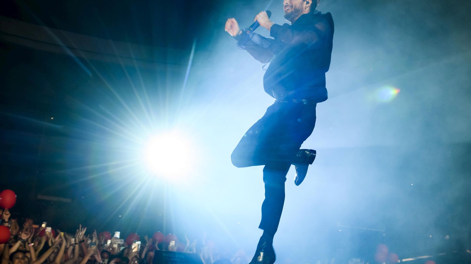 Manuel Carrasco salta durante su concierto en Sevilla.