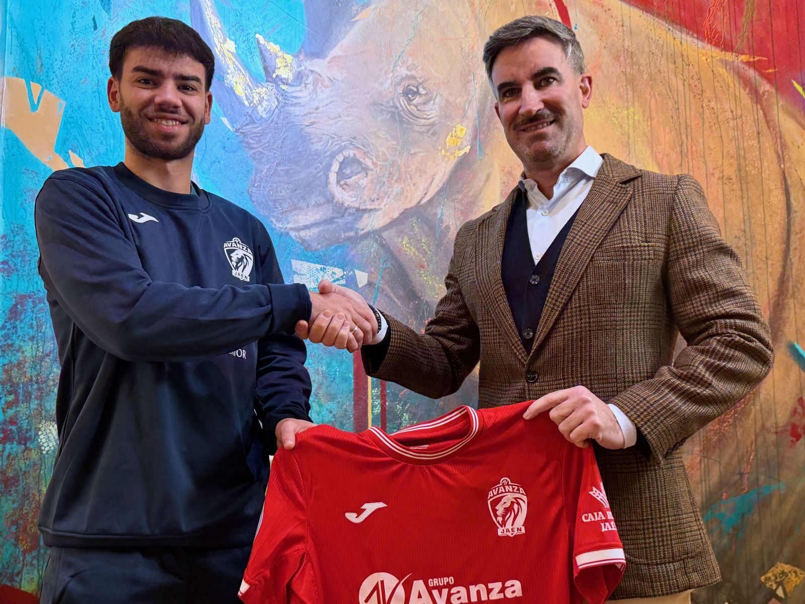Carlos Luque posa con el presidente de Avanza Jaén, Javier de la Casa.