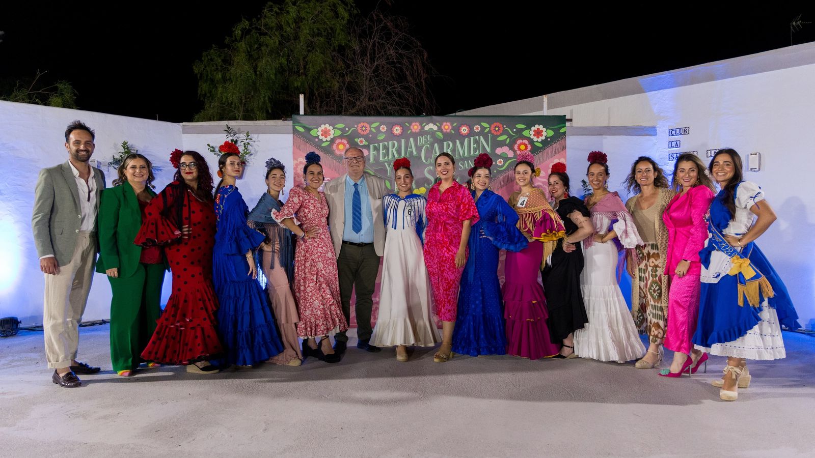 Las nuevas salineras de la Feria del Carmen y de la Sal posan con los concejales, miembros del jurado y la Salinera Mayor del año pasado.