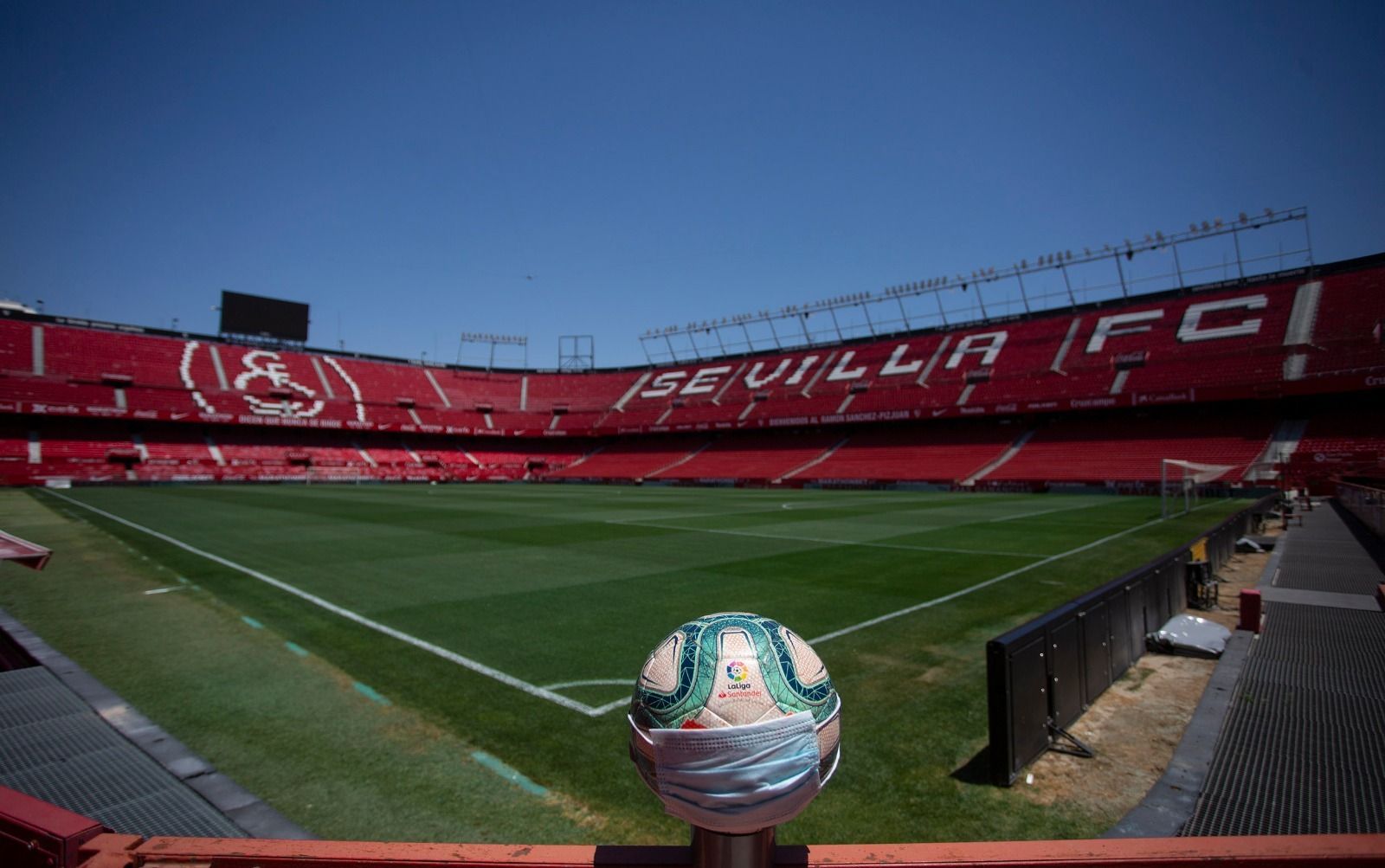 El balón oficial de la Liga, con mascarilla en un vacío Ramón Sánchez-PIzjuán, perfecta alegoría del derbi.