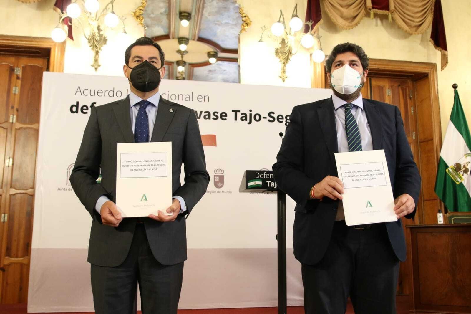 Juanma Moreno y Fernando López Miras firman el acuerdo de defensa del Trasvase Tajo-Segura.