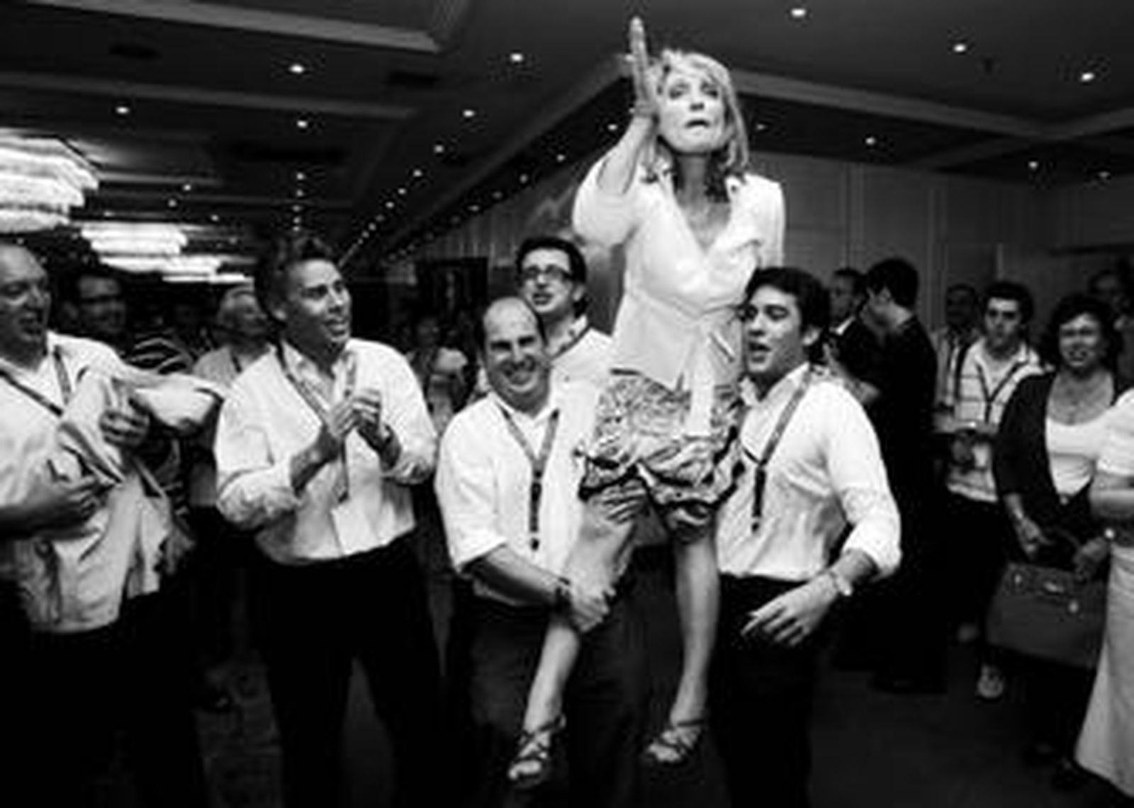 Negrera, alzada en hombros tras el congreso del PP catalán.