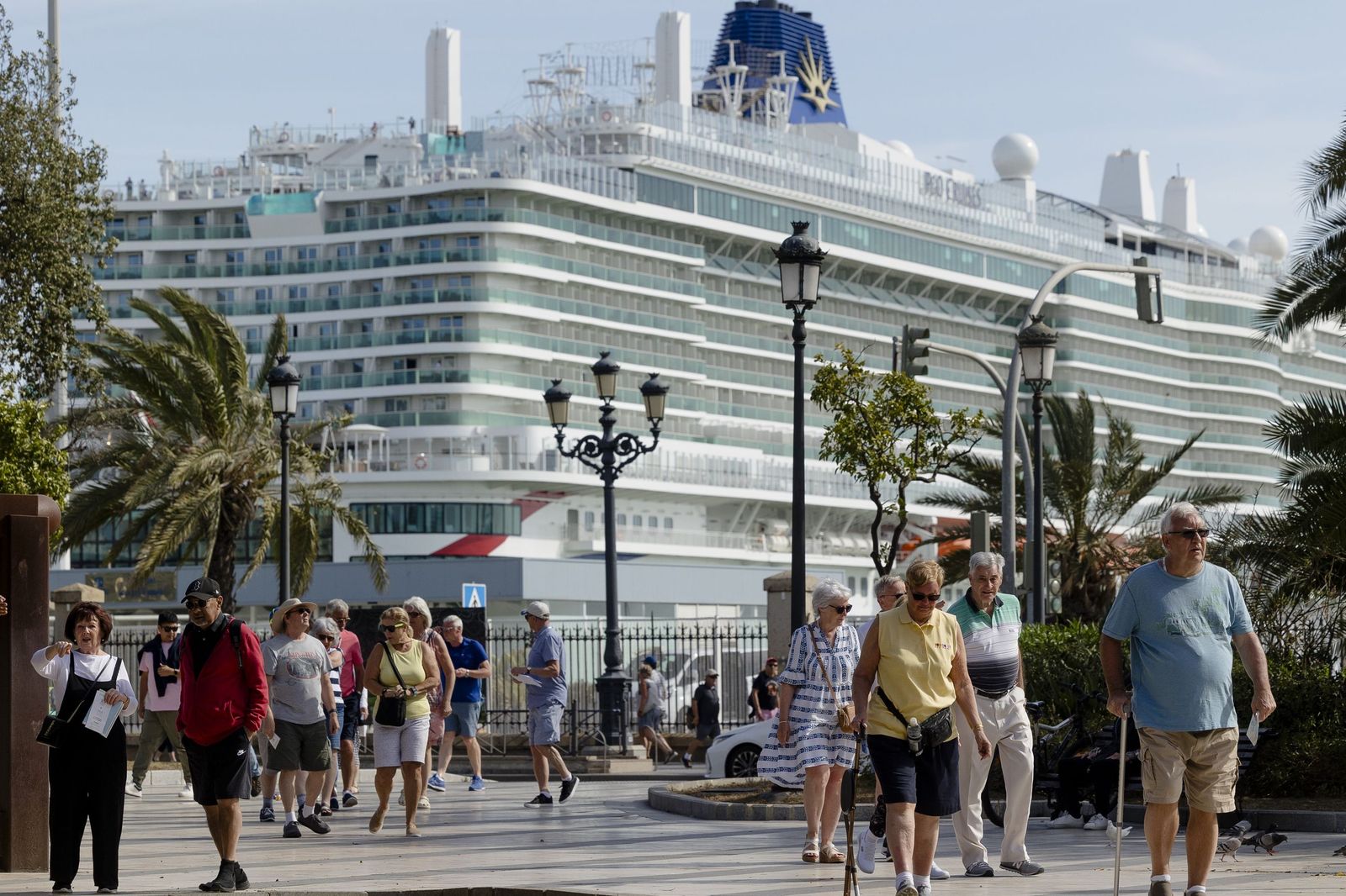 Crucero atracado en el puerto de Cádiz y cruceristas paseando por Canalejas.