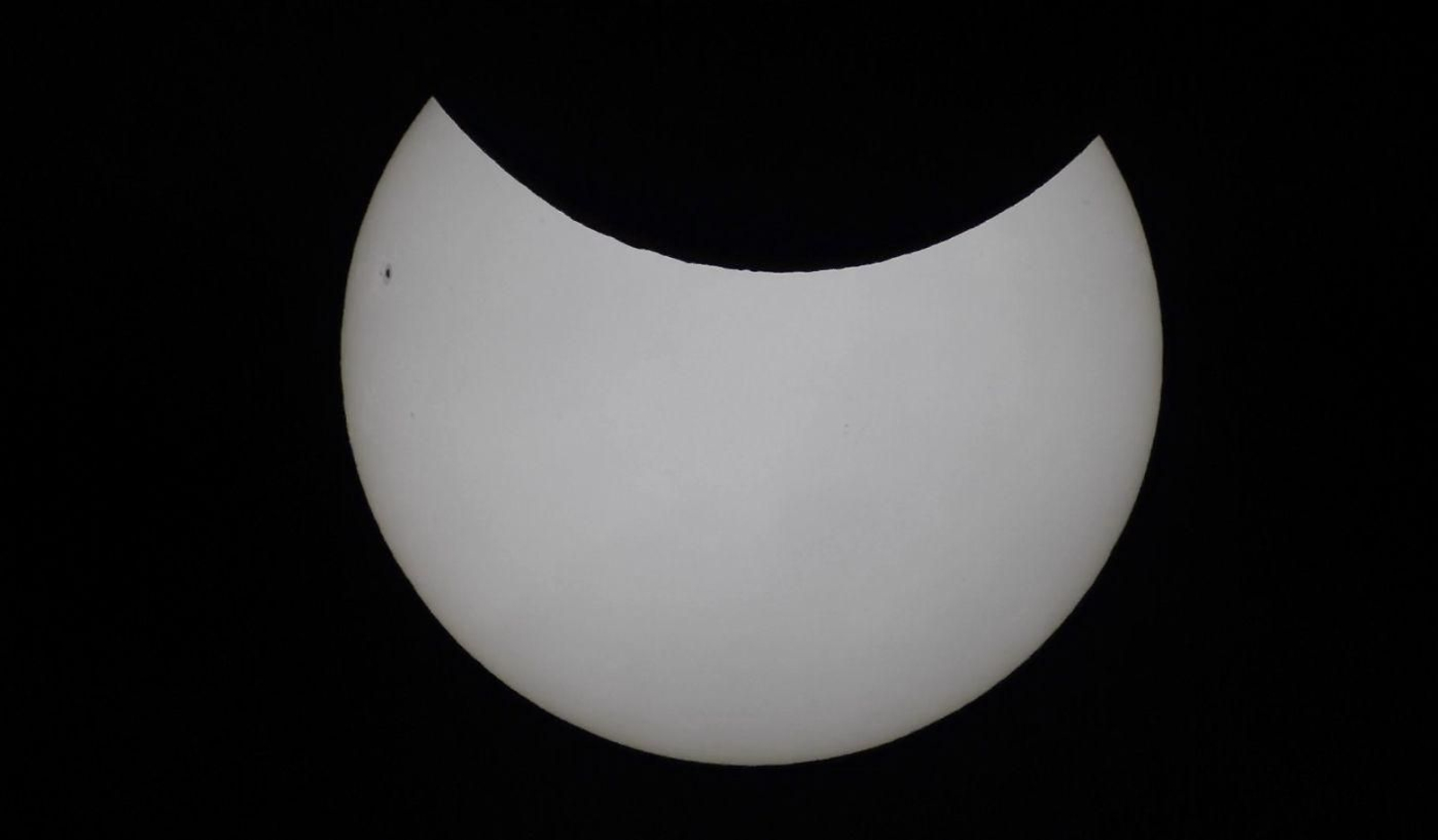 Las mejores imágenes del eclipse solar parcial que se ha podido ver desde Andalucía