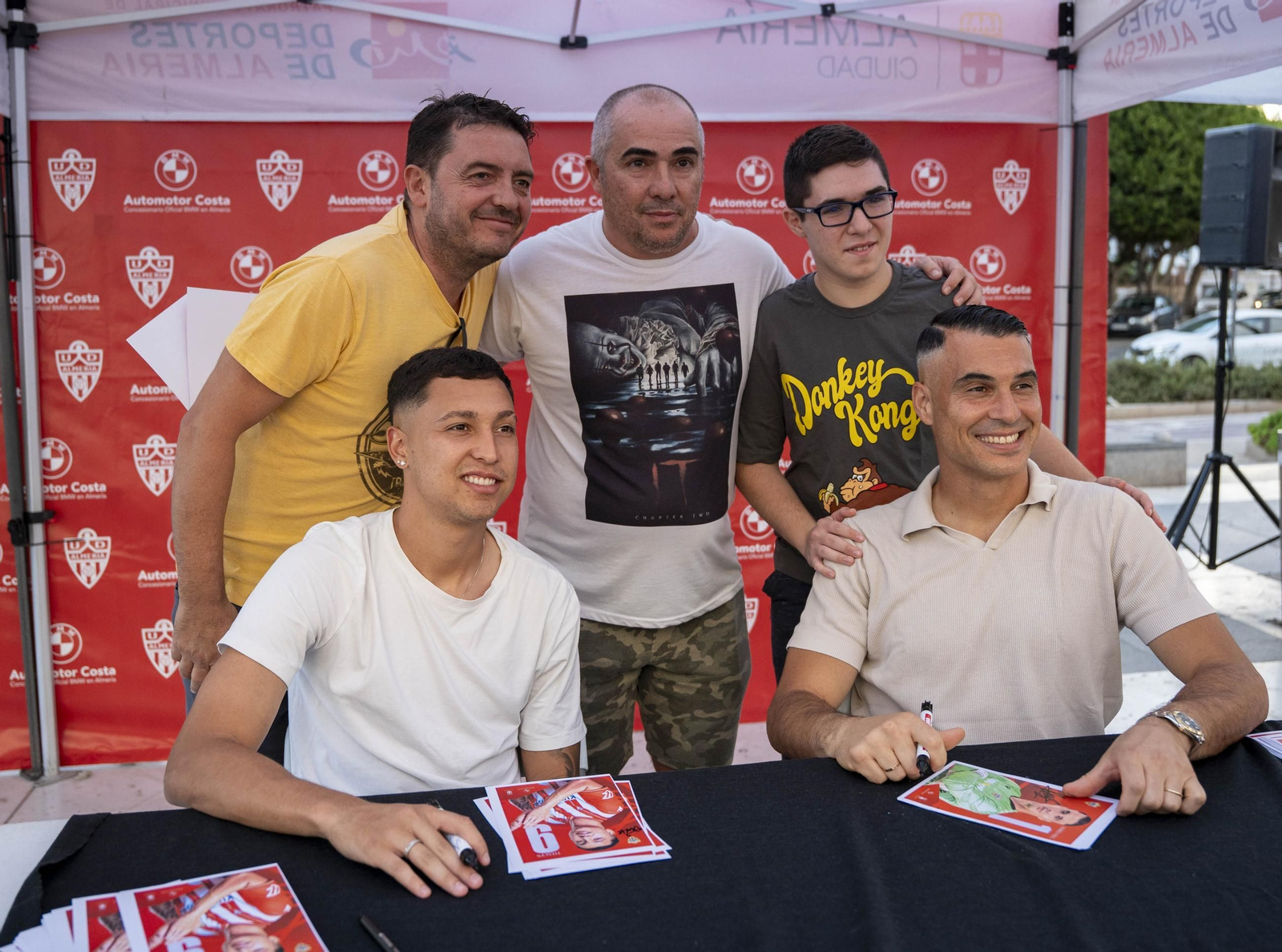 Los jugadores de la UDA Thalys y Andrés firman autógrafos
