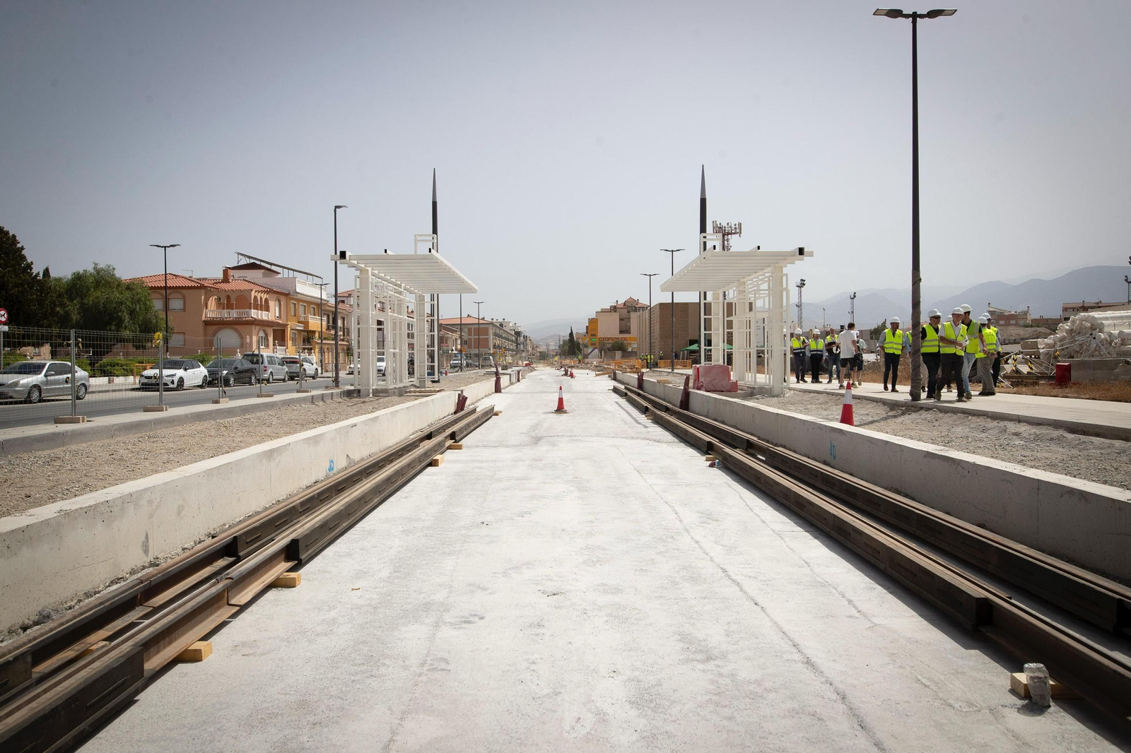 Parada San Cayetano de la ampliación del Metro de Granada, con la subestación de energía al fondo