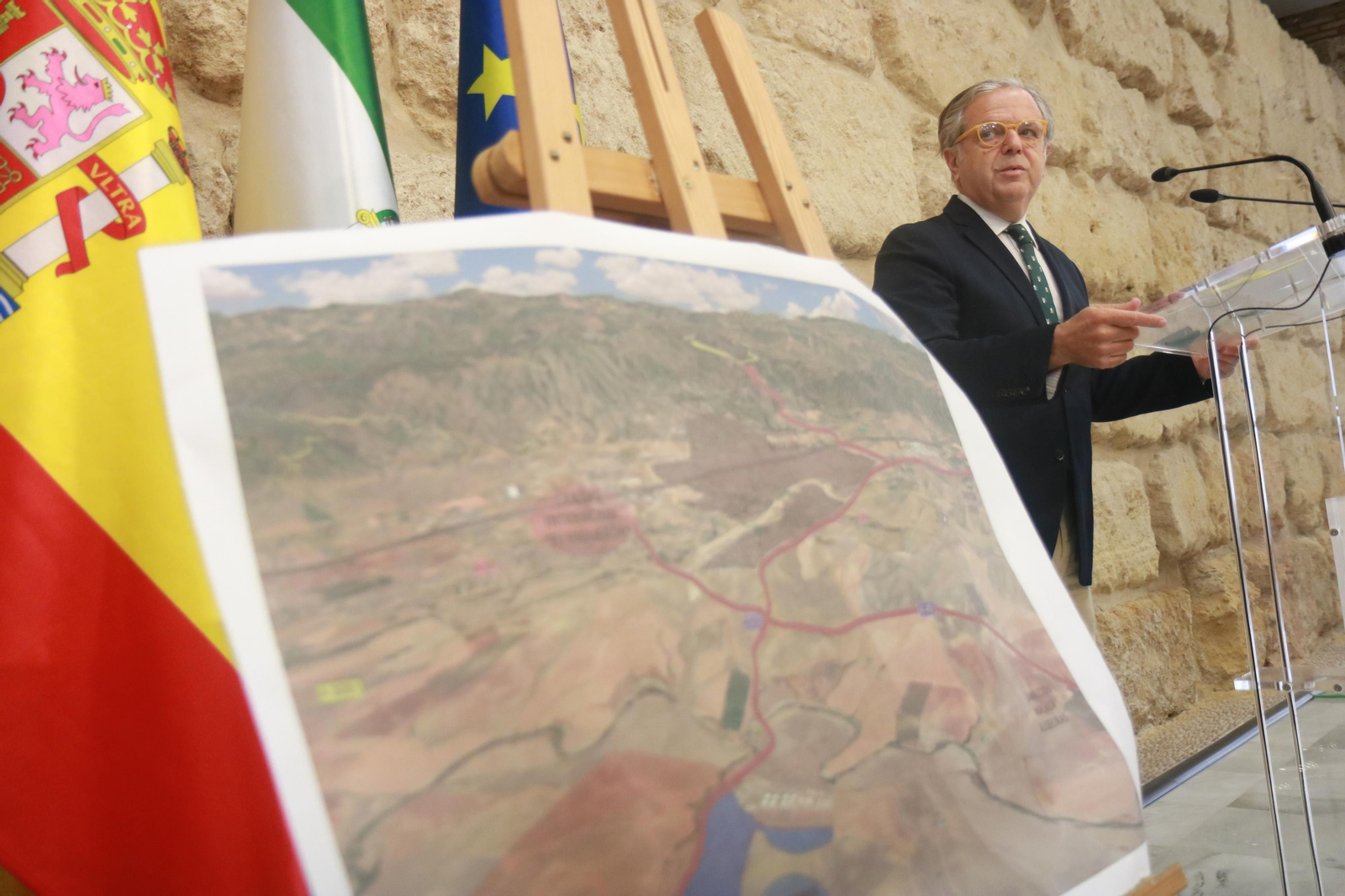Salvador Fuentes junto al plano del proyecto del polígono del Álamo. Salvador Fuentes junto al plano del proyecto del polígono del Álamo.