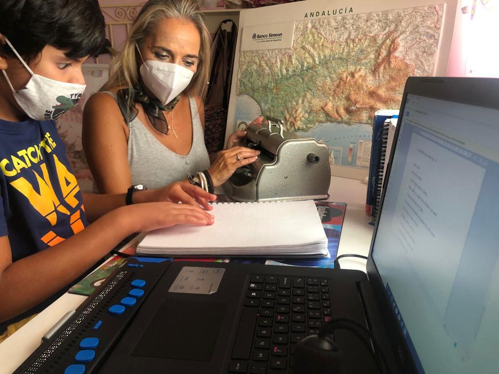 La maestra de la ONCE, Amelia Estévez, preparando la vuelta al cole de Acdam Barhoun.