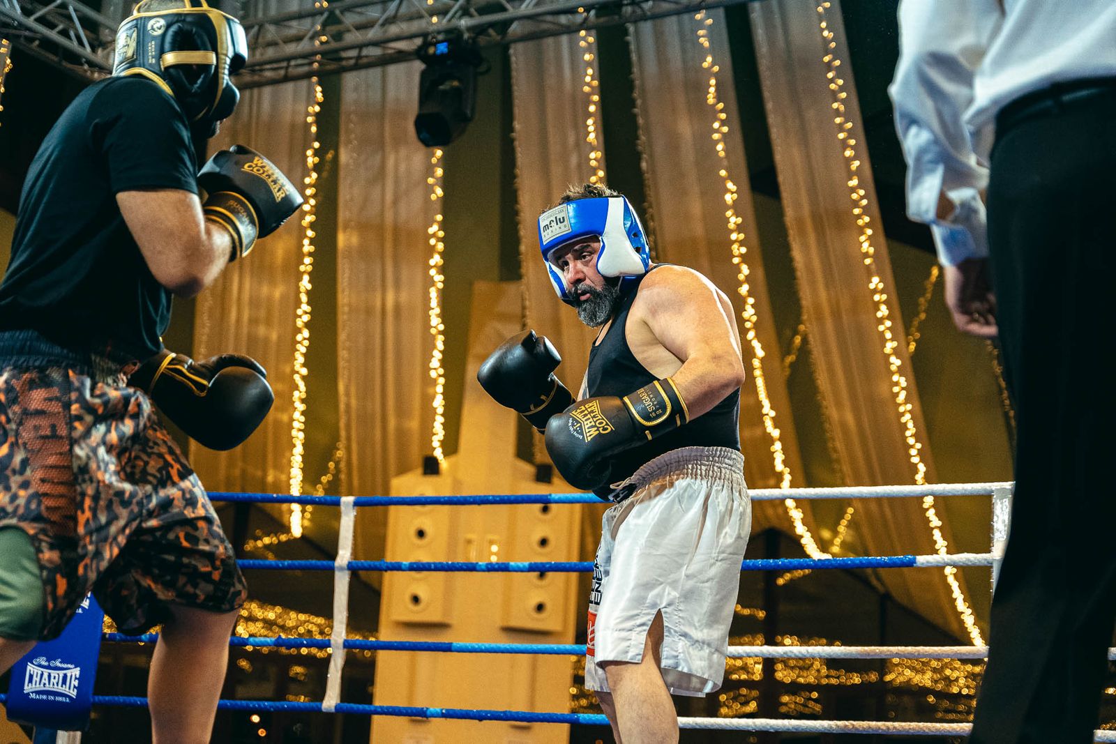 En imágenes: golpes solidarios en una impresionante White Collar Boxing