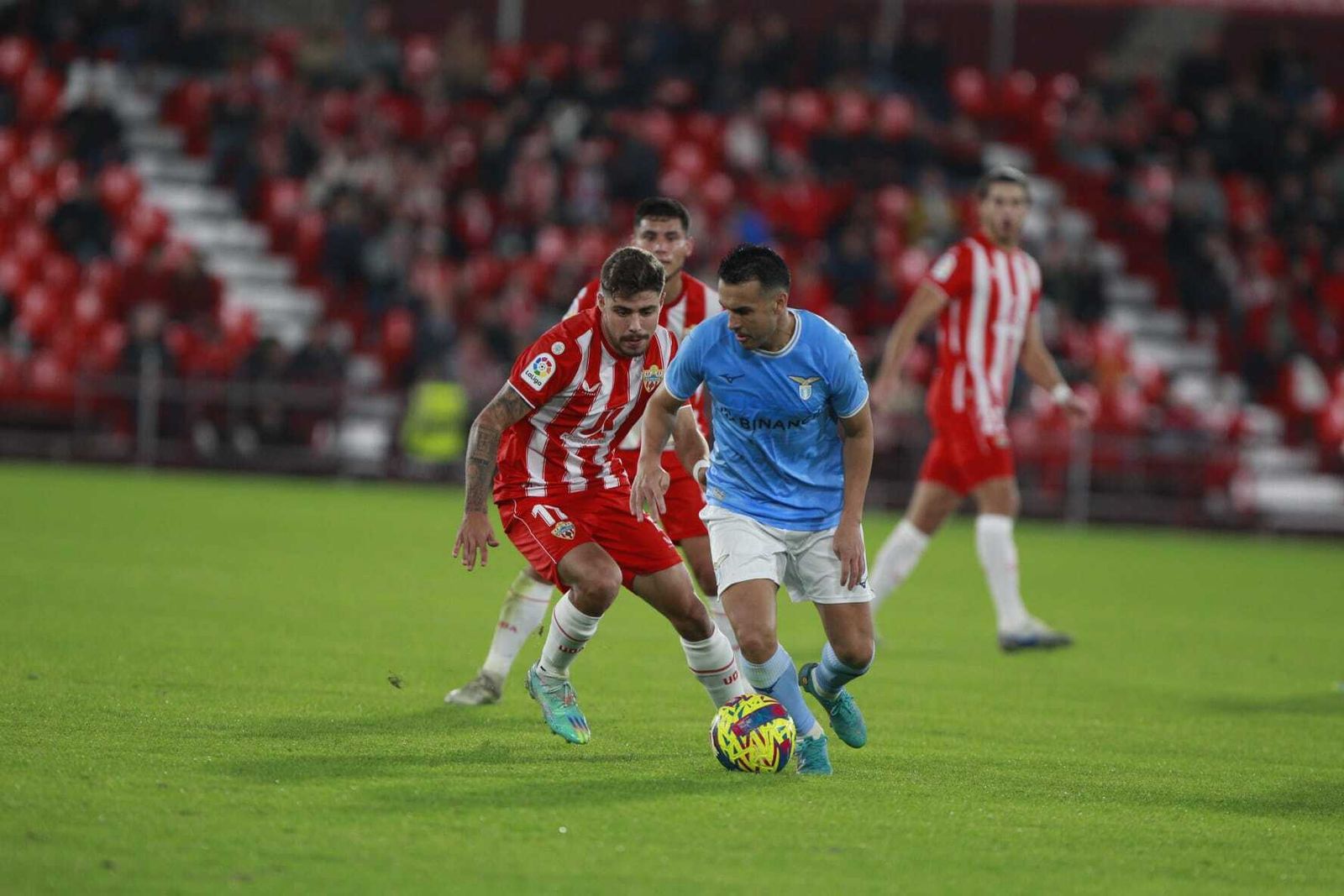 Pozo, el mejor en la primera parte, defiende a Pedro