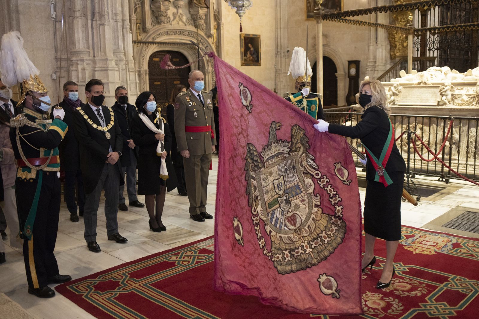 Fotos de la Toma de Granada: La tremolación más íntima del Pendón en el interior de la Capilla Real