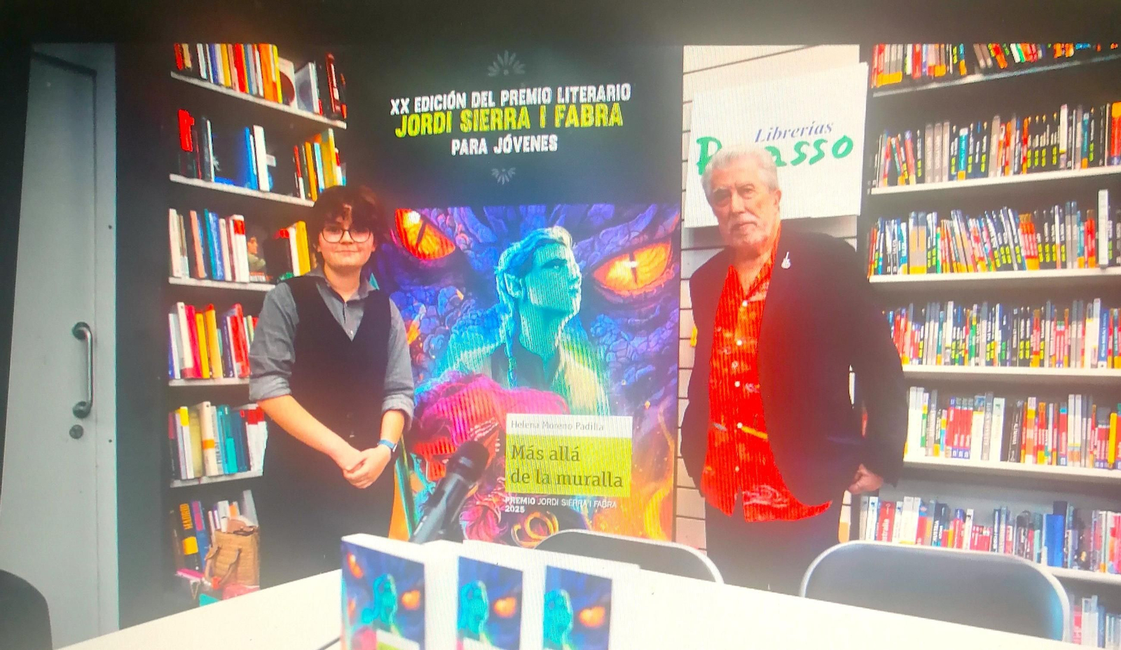 Helena Moreno Padilla junto a Jordi Sierra i Fabra en la Librería Picasso.