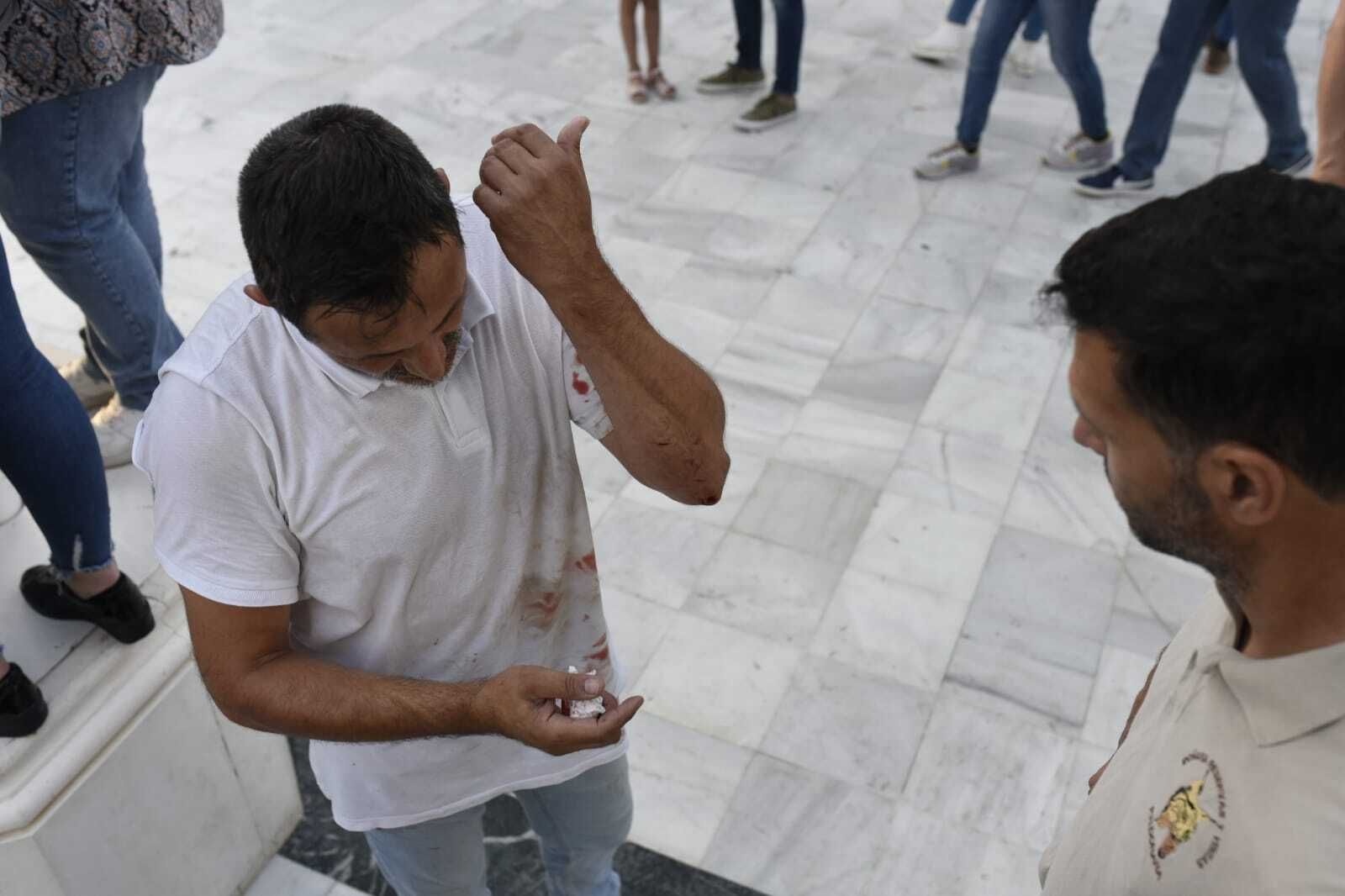 La Virgen del Rocío avanza por las calles de Almonte, en imágenes