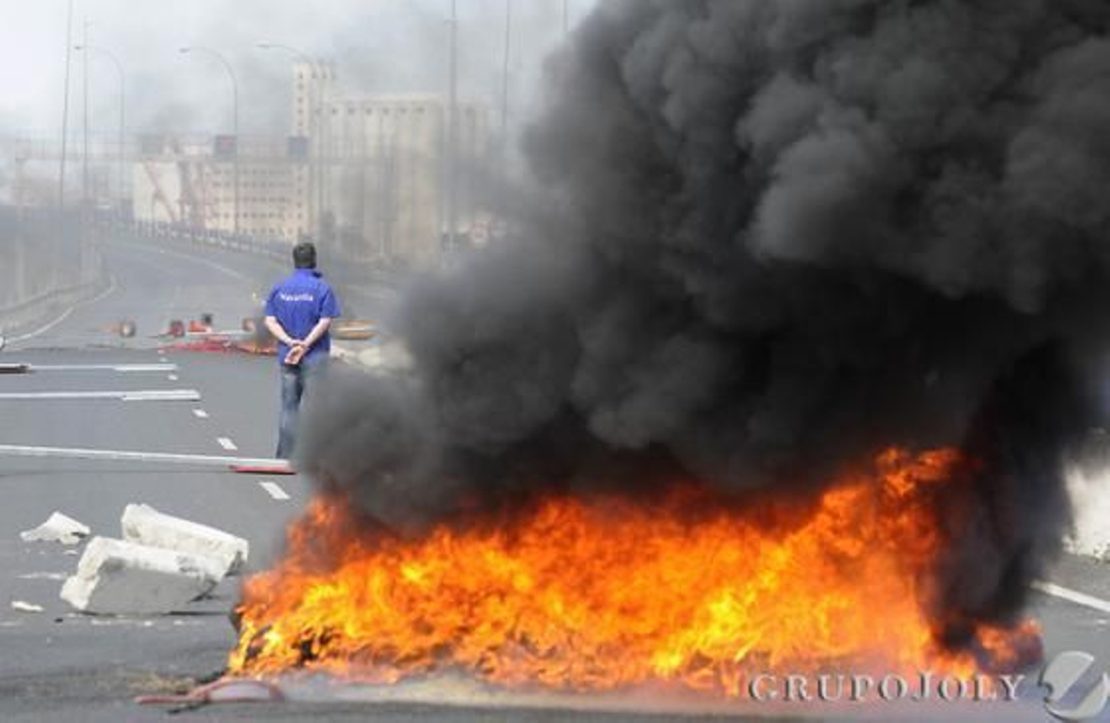 El Gobierno cifra en más de 100.000 euros los destrozos ocasionados en las protestas de los trabajadores de Navantia.

Foto: Borja Benjumeda