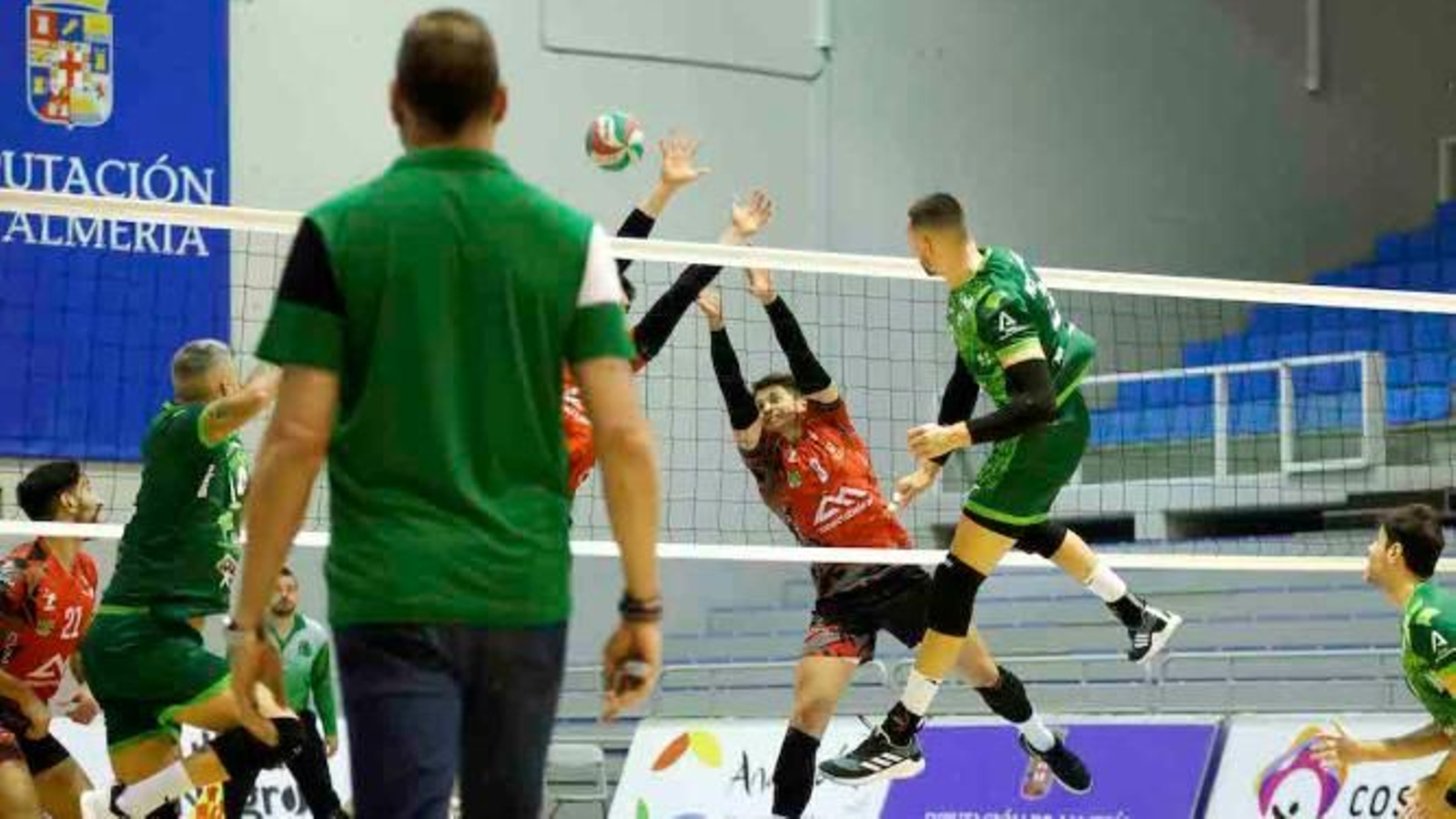 Charly Carreño sigue de cerca uno de los entrenos del equipo con Víctor Rodríguez en acción.