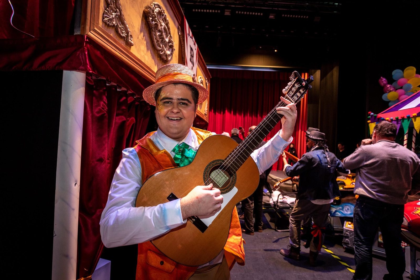 Antonio, con la guitarra después de actuar.