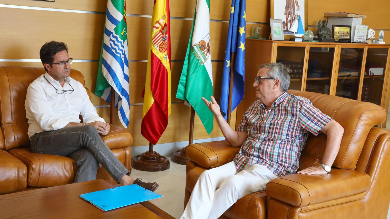 Gabriel Martín Cuenca, pregonero de las Fiestas en honor a San isidro Labrador 2023, junto al alcalde.