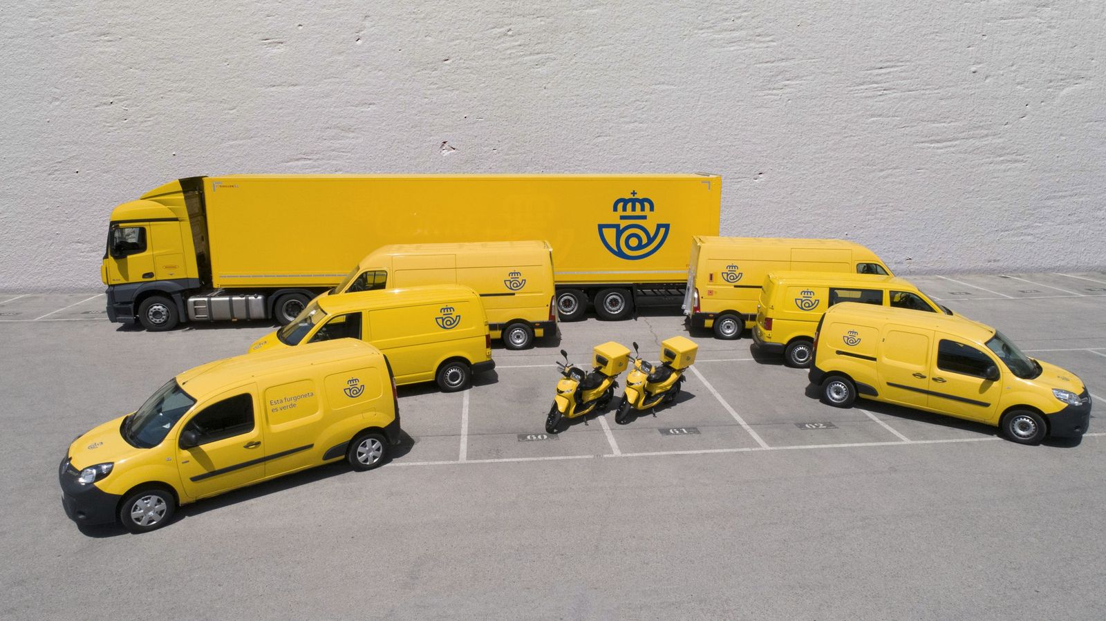 Varios tipos de vehículos de la empresa estatal Correos.