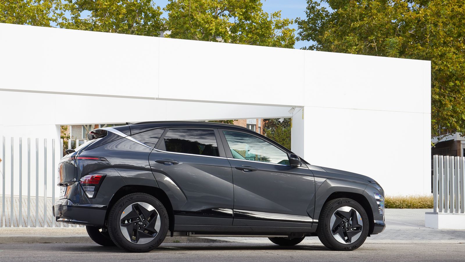 La segunda generación del Kona ofrece una de las gamas más amplia en sistemas de propulsión. Esta incluye, desde ahora, dos versiones eléctricas con 377 o 514 km de autonomía, según tenga la batería de 48,4 o 65,4 kWh.