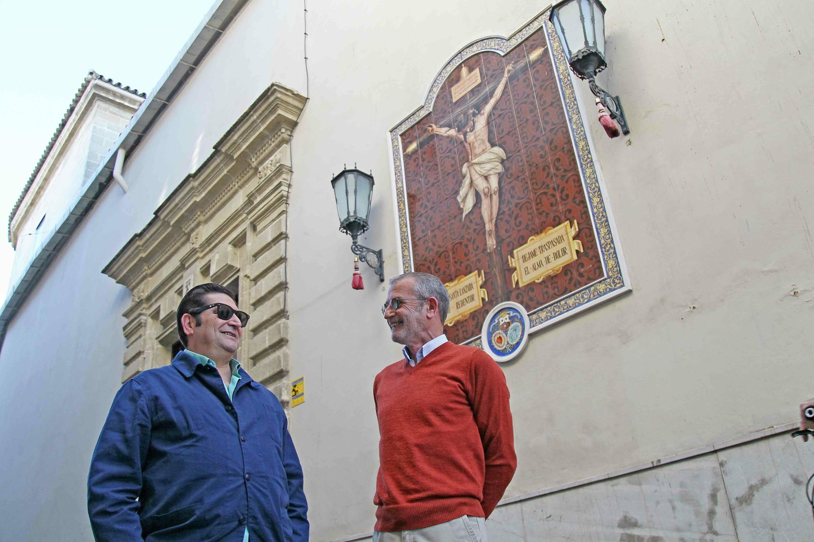 José María Roldán y Manuel Bernal ante el azulejo del Cristo de la Lanzada.