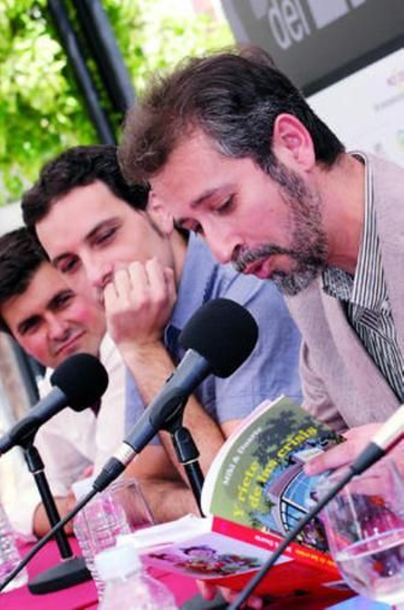 Los malagueños Miki y Duarte, ayer en la Feria del Libro