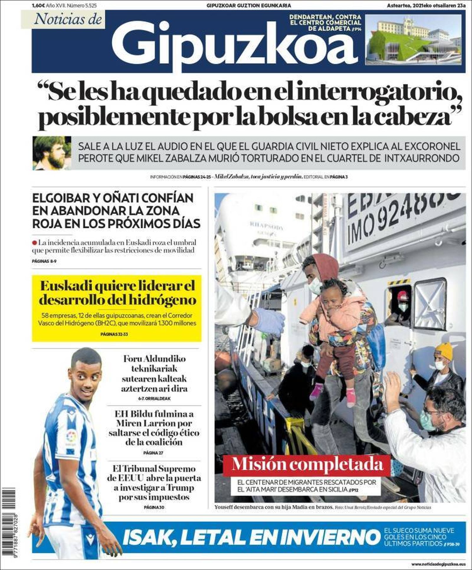 En la fotografía de la portada se puede ver a Roberto Calvo en el desembarco de los migrantes en Sicilia.