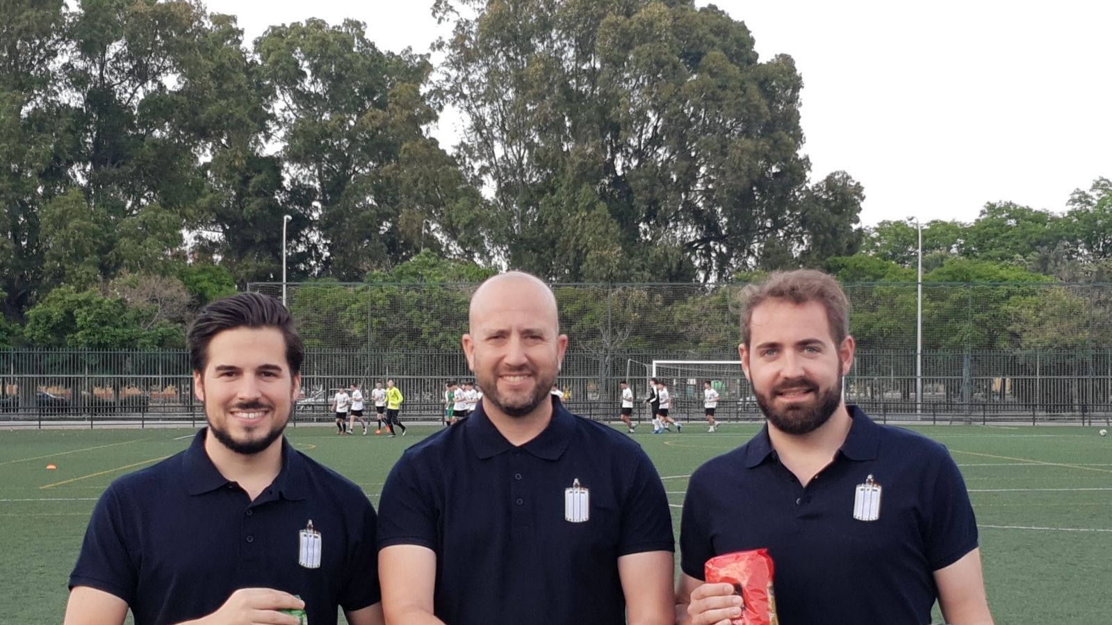 Los doctores Alberto Gallego y Olegario Adán, con el entrenador Juan Francisco González (centro).