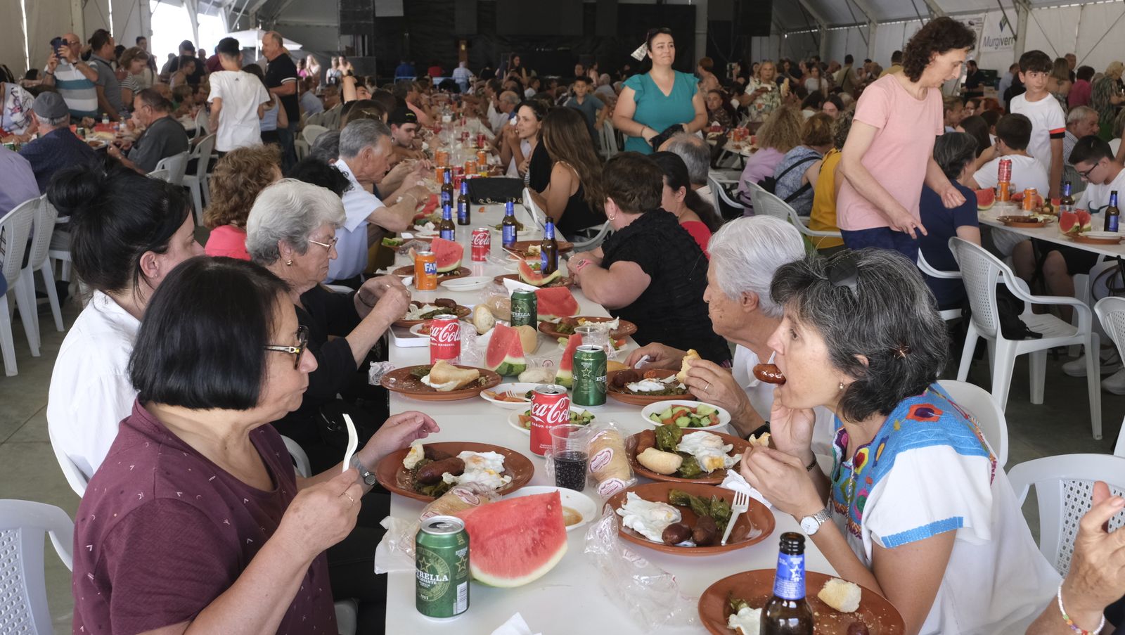 Imágenes de la degustación de huevos fritos con chorizo, en las Fiestas de Santa María del Águila