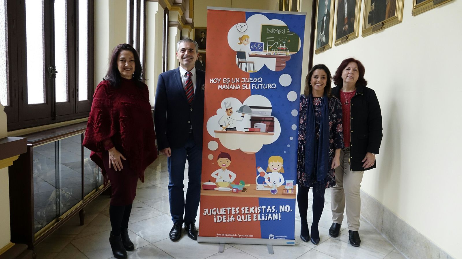 Miembros del Área de Igualdad posan junto al cartel.