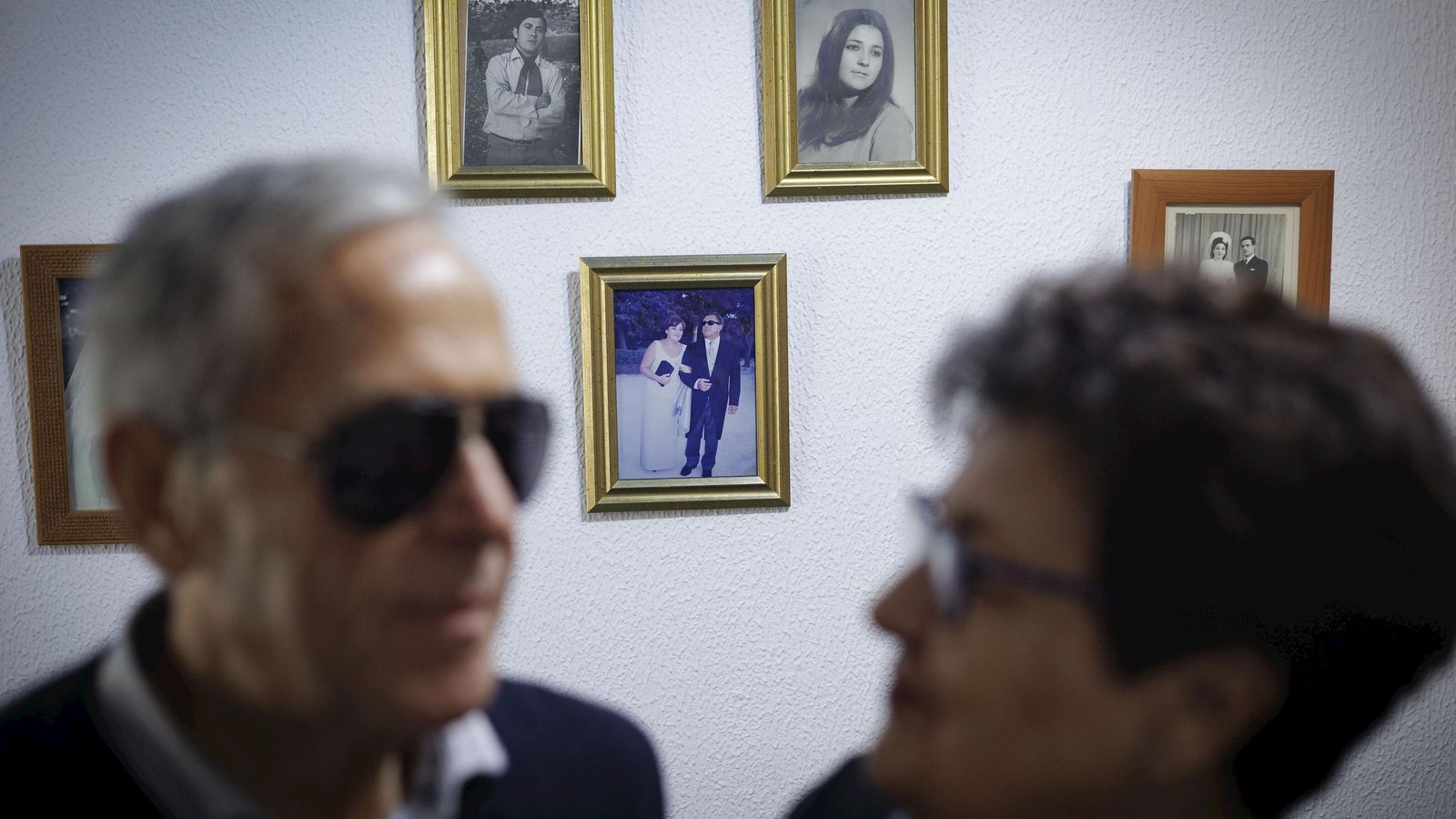 Diego y su mujer Rosi, ante varias fotografías de ellos de años atrás.