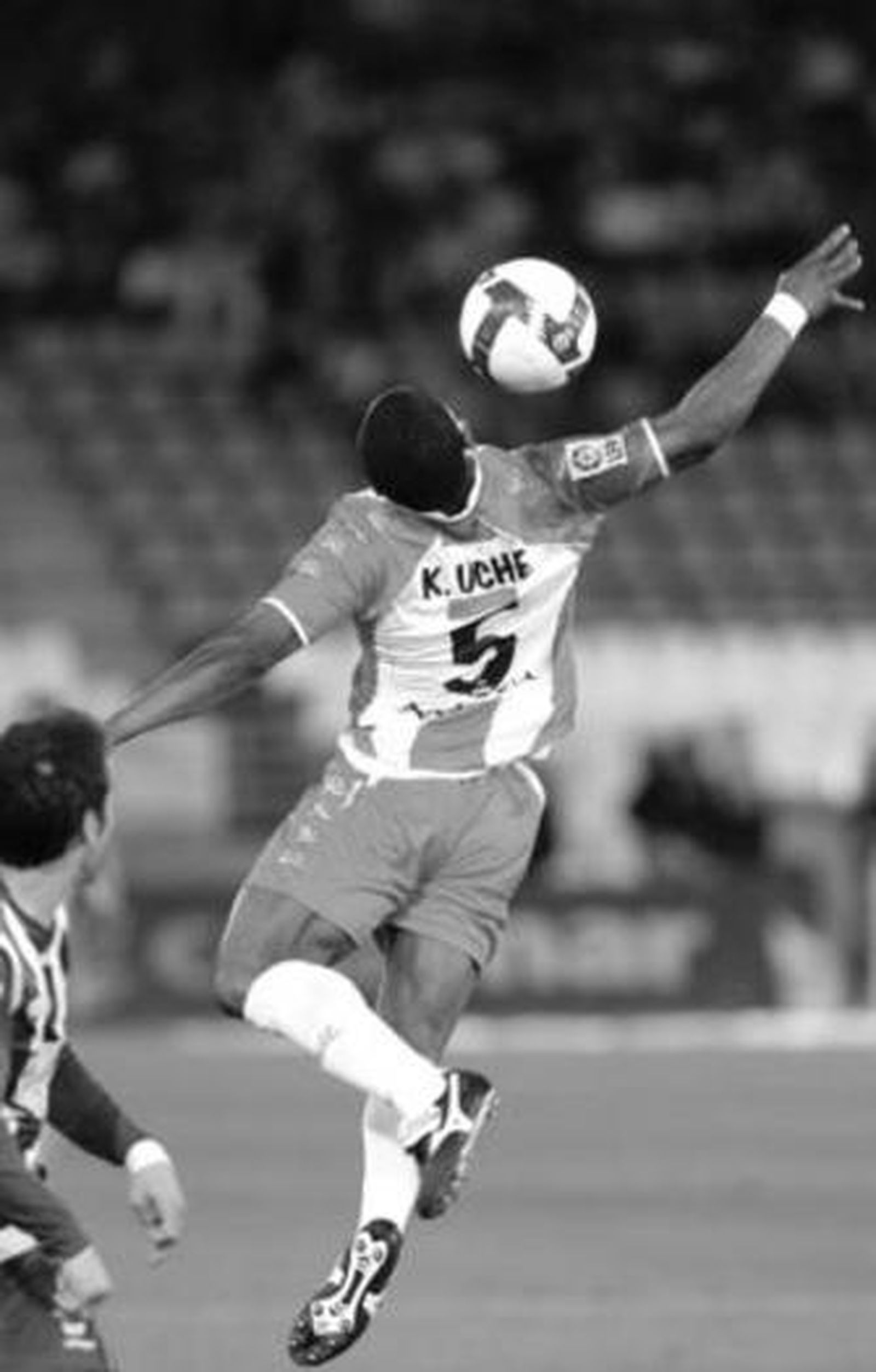 Kalu Uche controla de manera acrobática un pase en largo.