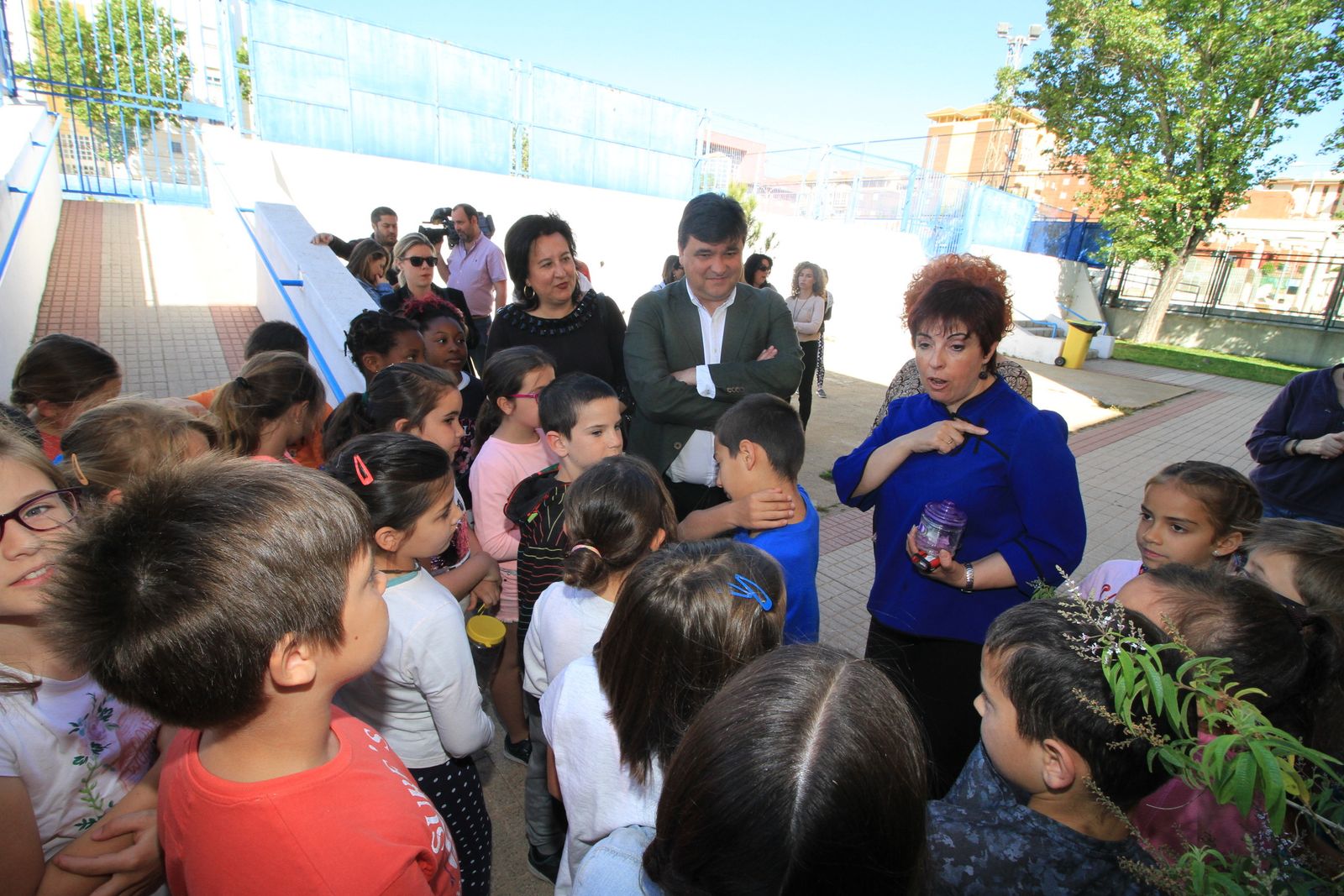 Imágenes de la plantación de árboles llevada a cabo en el colegio Los Rosales, con motivo del incendio del año pasado