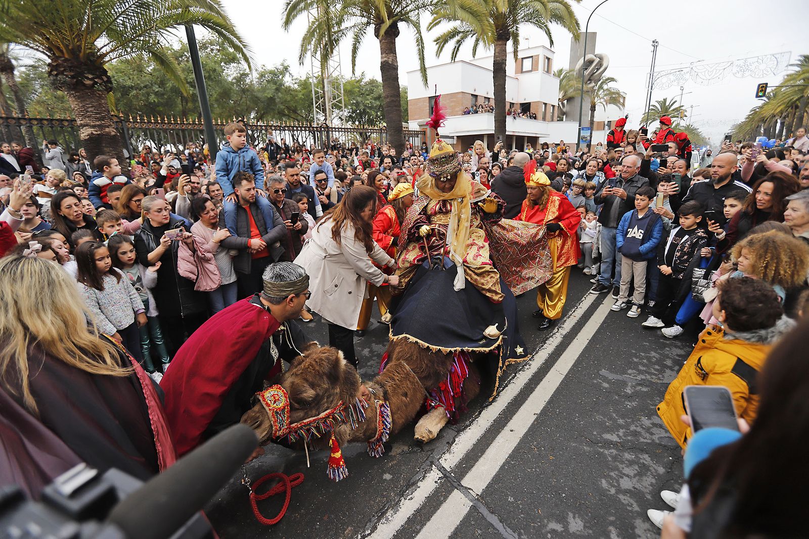 Imágenes de la mágica llegada de los Reyes Magos y la Estrella de la Ilusión a Huelva en barco