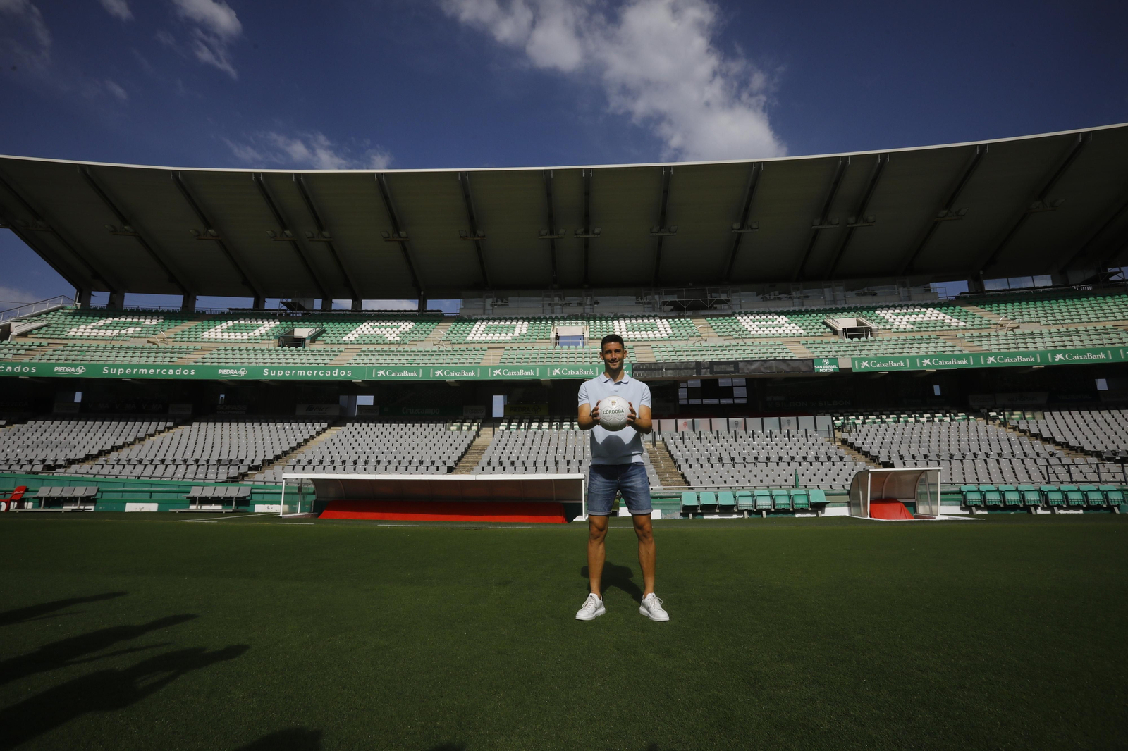 Las mejores fotos de la presentación de Carlos Albarrán con el Córdoba CF
