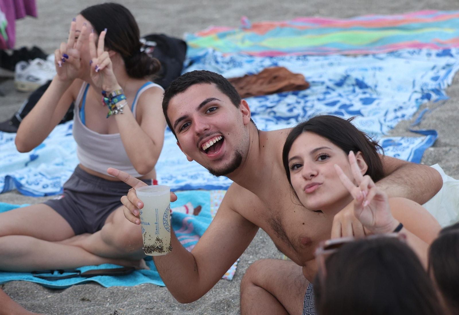 Así se vive la noche de San Juan en la playa de la Malagueta de Málaga, en fotos