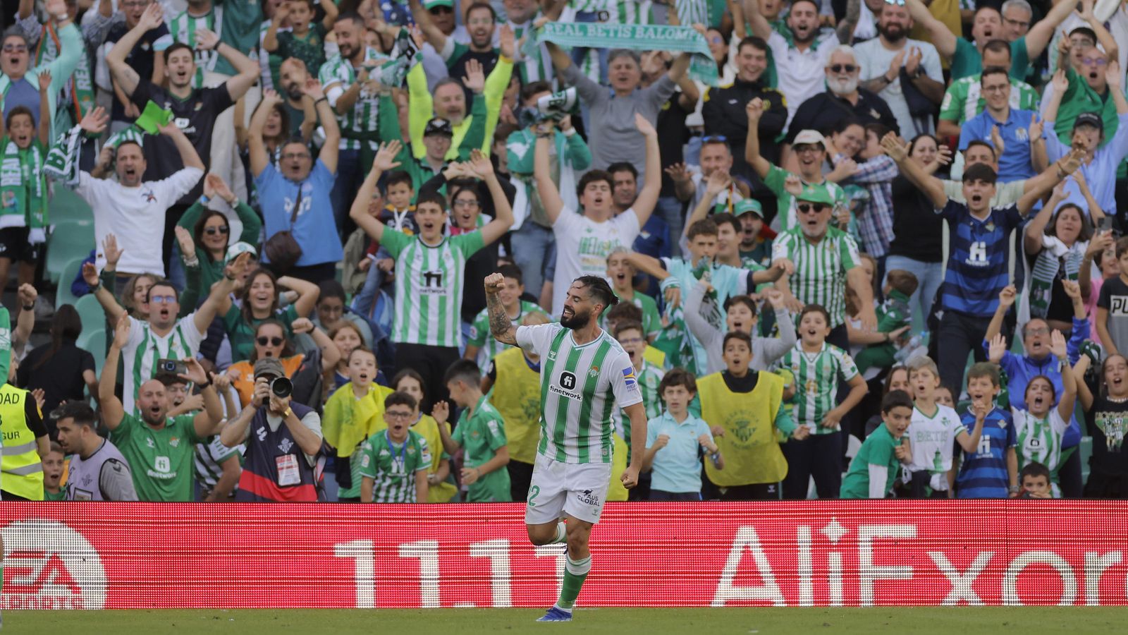 Isco celebra el 2-1 ante Osasuna con la afición volcada.