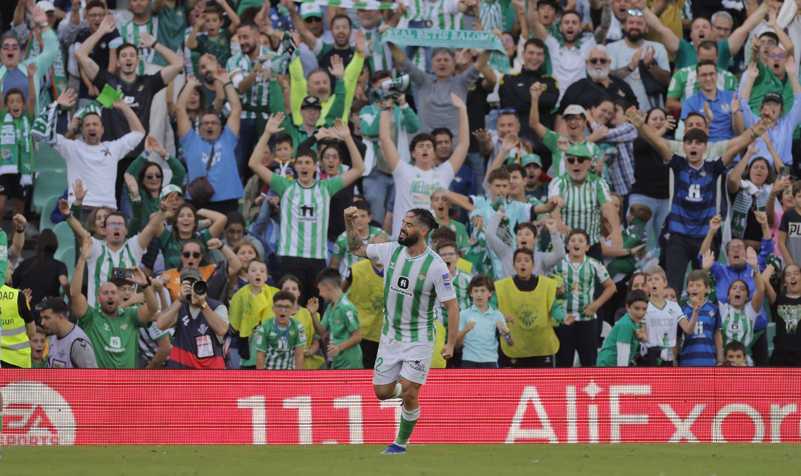 Isco celebra el 2-1 ante Osasuna con la afición volcada.